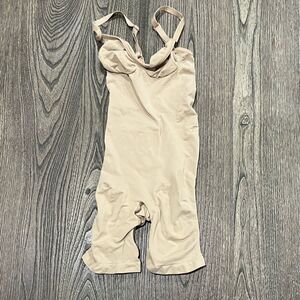 NWOT Skims Sculpting Bodysuit Mid-Thigh Seamless Shapewear Bodycon Cream Size S